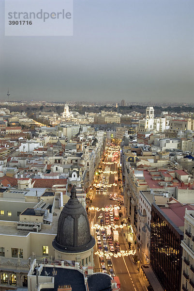 Gran Via bei Dämmerung mit Weihnachtsbeleuchtung  Madrid  Spanien  Europa