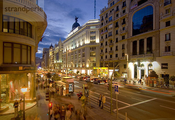 Fußgänger und Verkehr in der Gran Via  Madrid  Spanien