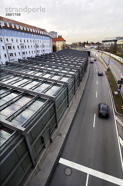 Die Lärmschutzeinhausung aus einem Glas-Pultdach  Petuelring  München  Bayern  Deutschland  Europa