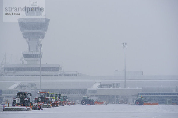 Schnee  Winter  Schneeräumen  Vorfeld  West  Tower  Flughafen München  MUC  Bayern  Deutschland  Europa