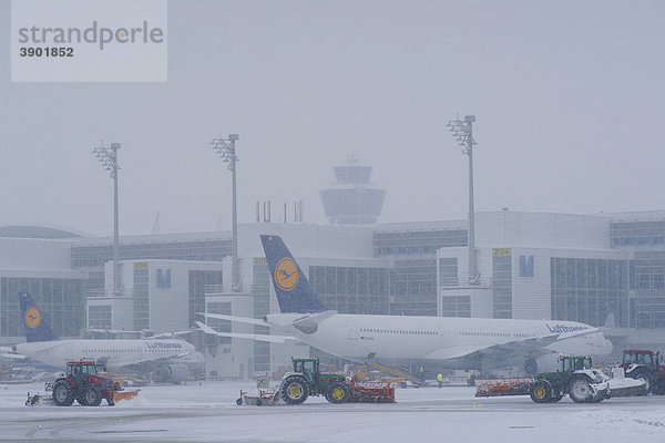 Schnee  Winter  Schneeräumen  Traktor  Flugzeug  Rollweg  Tower  Terminal 2  Vorfeld  Ost  Flughafen München  MUC  Bayern  Deutschland  Europa