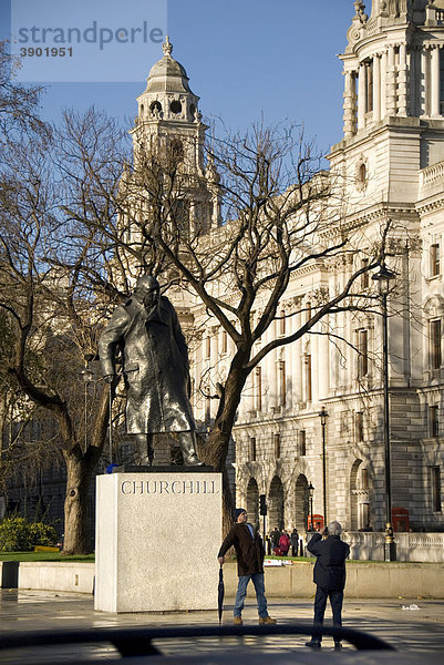 Tourist posiert vor Winston Churchill Statue  Parliament Square  London  England  Großbritannien  Europa