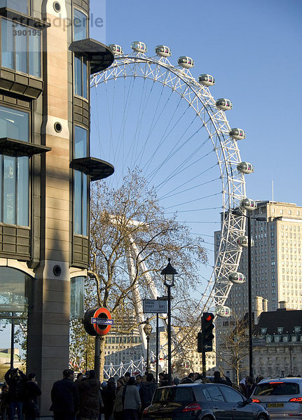 Underground Schild und London Eye  Millennium Wheel  Riesenrad  London  England  Großbritannien  Europa