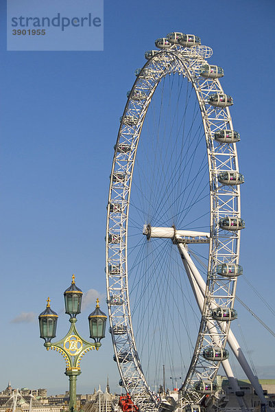 Alte Straßenlaterne und London Eye  Millennium Wheel  Riesenrad  London  England  Großbritannien  Europa