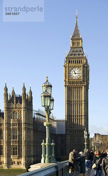 Big Ben  Glockenturm  Personen auf Westminster Bridge  Houses of Parliament  Palace of Westminster  London  England  Großbritannien  Europa Palace of Westminster