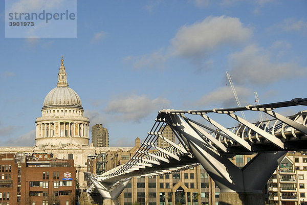 St. Paul's Cathedral  Millennium Bridge  London  England  Großbritannien  Europa