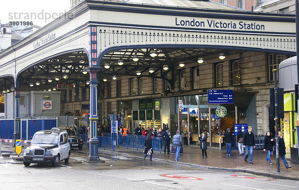 Victoria Station  Reisende  Taxi  London  England  Großbritannien  Europa