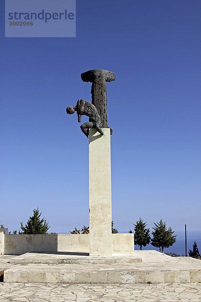 Gedenkstätte  Mahnmal  440 Menschen wurden hier im Zweiten Weltkrieg hingerichtet  Amiras  Viannos  Kreta  Griechenland  Europa