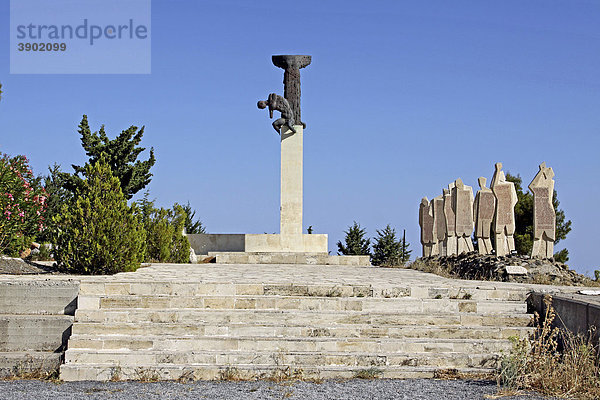 Gedenkstätte  Mahnmal  440 Menschen wurden hier im Zweiten Weltkrieg hingerichtet  Amiras  Viannos  Kreta  Griechenland  Europa