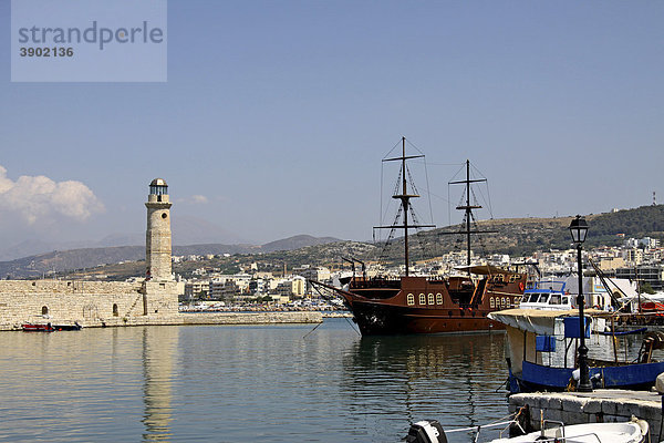 Leuchtturm  Piratenschiff  Hafen  Rethimnon  Rethymno  Kreta  Griechenland  Europa