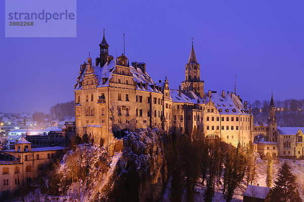 Schloss Sigmaringen im Winter bei Abenddämmerung  Baden-Württemberg  Deutschland  Europa