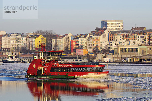 Eine Hafenfähre fährt auf der winterlichen Elbe im Hamburger Hafen  Landungsbrücken  Hamburg  Deutschland  Europa