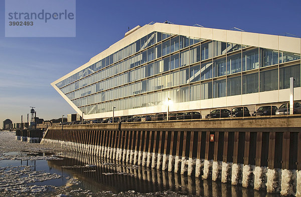 Modernes Bürogebäude Dockland an der winterlichen Elbe im Hamburger Hafen  Neumühlen  Hamburg  Deutschland  Europa