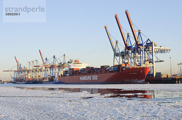 Ein Containerschiff liegt im winterlichen Hamburger Hafen  Burchardkai  Elbe  Hamburg  Deutschland  Europa