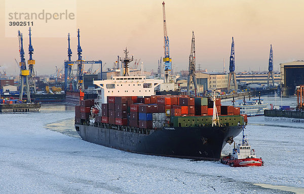 Ein Containerschiff fährt auf der winterlichen Elbe im Hamburger Hafen  Hamburg  Deutschland  Europa