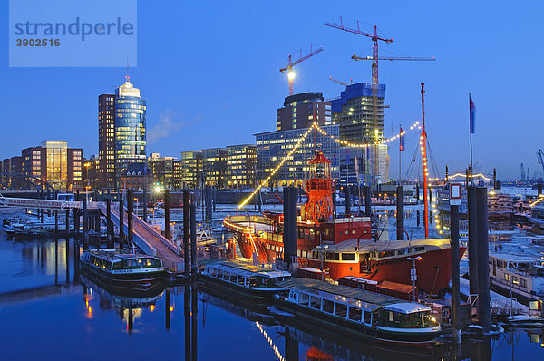 Das Feuerschiff im City Sportboothafen im Hamburger Hafen  hinten das Hanseatic Trade Center HTC  Hamburg  Deutschland  Europa