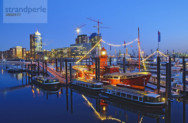 Das Feuerschiff im City Sportboothafen im Hamburger Hafen  hinten das Hanseatic Trade Center HTC  Hamburg  Deutschland  Europa