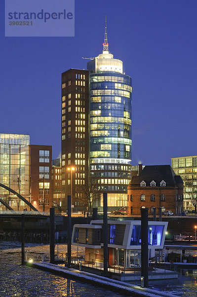 Der City Sportboothafen im Hamburger Hafen  hinten das Hanseatic Trade Center HTC  Hamburg  Deutschland  Europa