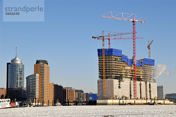 Die im Bau befindliche Elbphilharmonie zur Winterzeit in Hamburg  Deutschland  Europa