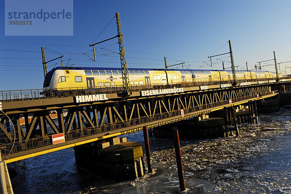 Oberhafenbrücke und Bahn in der Hafencity von Hamburg  Deutschland  Europa