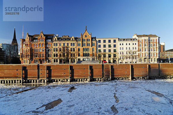Historische Häuser am Zippelhaus und Zollkanal in der Altstadt von Hamburg im Winter  Deutschland  Europa