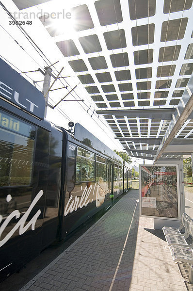 Straßenbahnhaltestelle mit Solaranlage  Freiburg  Baden-Württemberg  Deutschland  Europa