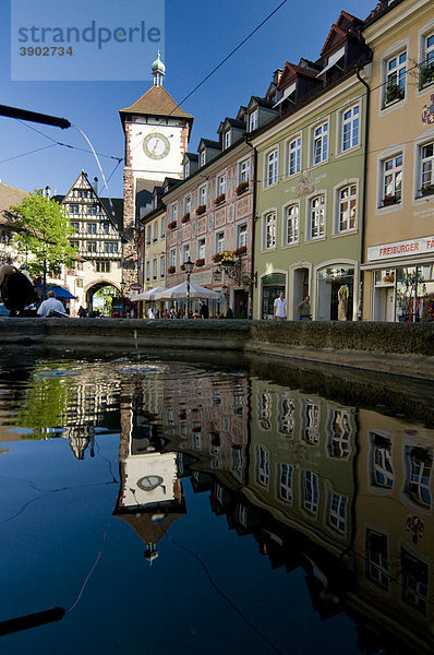 Schwabentor und Brunnen  Freiburg im Breisgau  Baden-Württemberg  Deutschland  Europa