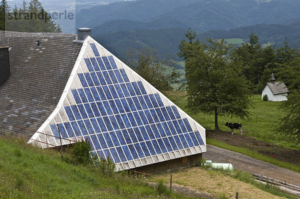 Bauernhof mit Solarinstallation auf dem Dach  Schwarzwald  Baden-Württemberg  Deutschland  Europa