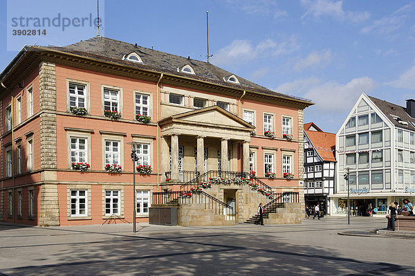 Markplatz mit Rathaus von 1828-1830 Detmold  Nordrhein-Westfalen  Deutschland  Europa
