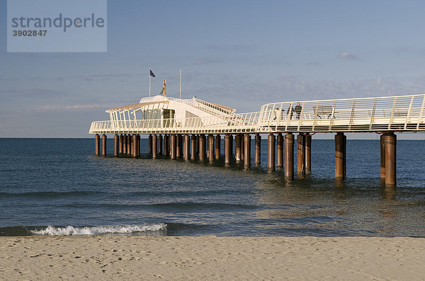 Seebrücke im Badeort Lido di Camaicre  Versiliaküste  Riviera  Toskana  Italien  Europa