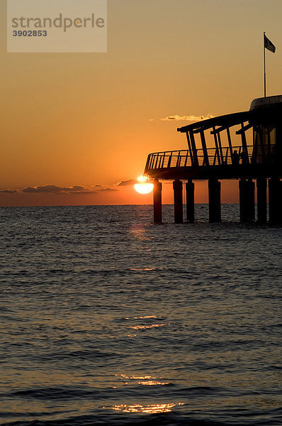 Sonnenuntergang an der Seebrücke  Badeort Lido di Camaicre  Versiliaküste  Riviera  Toskana  Italien  Europa