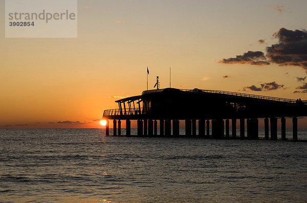 Sonnenuntergang an der Seebrücke  Badeort Lido di Camaicre  Versiliaküste  Riviera  Toskana  Italien  Europa