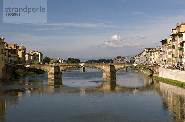 Stadtpanorama am Fluss Arno mit Brücke Ponte S. Trinita  Florenz  Toskana  Italien  Europa