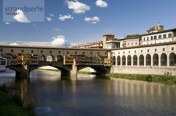 Brücke über der Arno  Ponte Vecchio  14. Jahrhundert  Florenz  Toskana  Italien  Europa