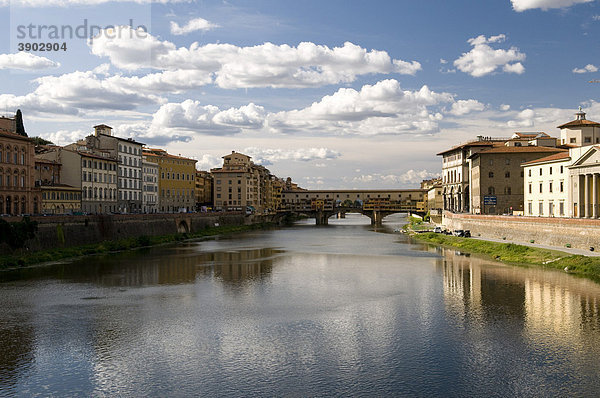 Brücke über den Arno  Ponte Vecchio  14. Jahrhundert  Florenz  Toskana  Italien  Europa