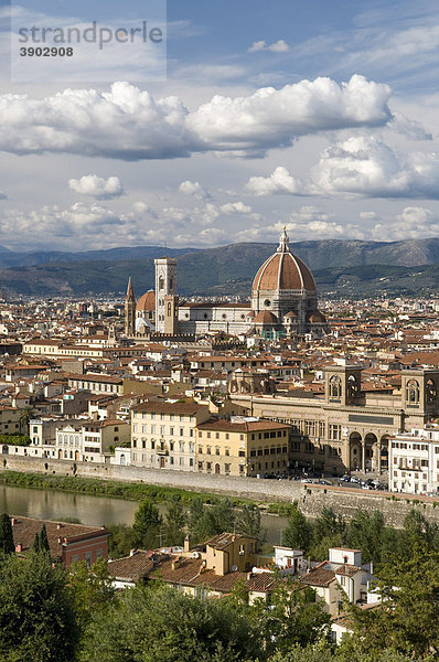 Stadtpanorama mit Dom Santa Maria del Fiore  Ausblick vom Monte alle Croci  Florenz  Toskana  Italien  Europa