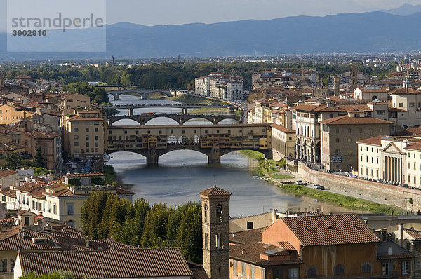 Stadtpanorama mit Ponte Vecchio und Fluss Arno  Ausblick vom Monte alle Croci  Florenz  Toskana  Italien  Europa