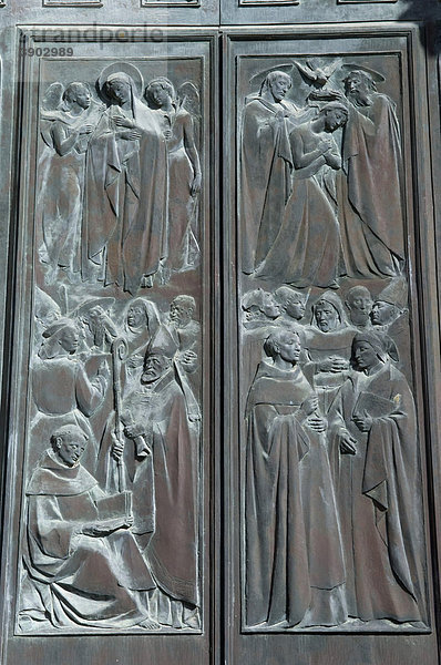 Türrelief am Dom  Siena  Toskana  Italien  Europa UNESCO-Weltkulturerbe