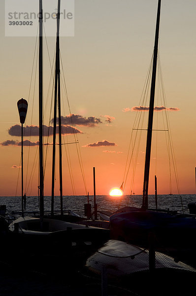 Sonnenuntergang an der Versiliaküste  Lido di Camaiore  Riviera  Toskana  Italien  Europa