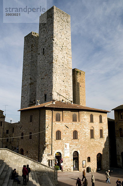 Altstadt mit Wohnturm und Geschlechterturm  San Gimignano  UNESCO-Weltkulturerbe  Toskana  Italien  Europa