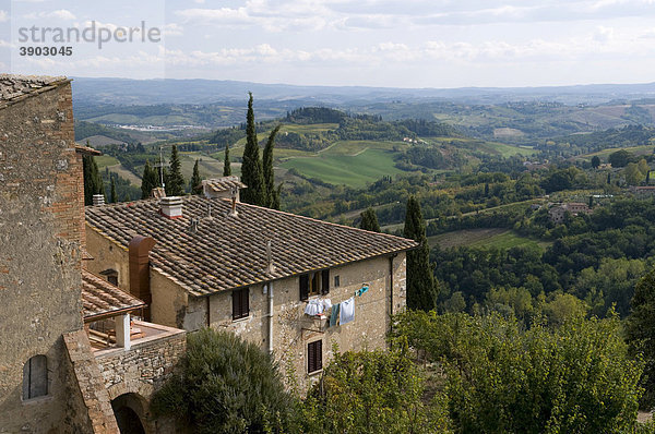 Ausblick auf Ort und Landschaft  San Gimignano  UNESCO-Weltkulturerbe  Toskana  Italien  Europa