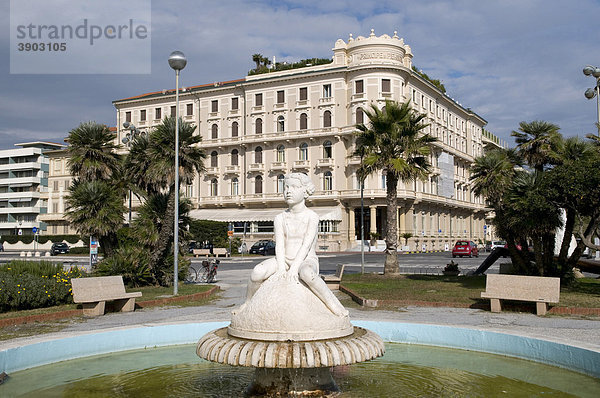 Brunnen vor dem Hotel Principe di Piemonte  Viareggio  Versiliaküste  Riviera  Toskana  Italien  Europa