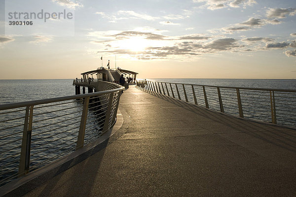 Seebrücke von Lido di Camaiore im Abendlicht  Versiliaküste  Riviera  Toskana  Italien  Europa