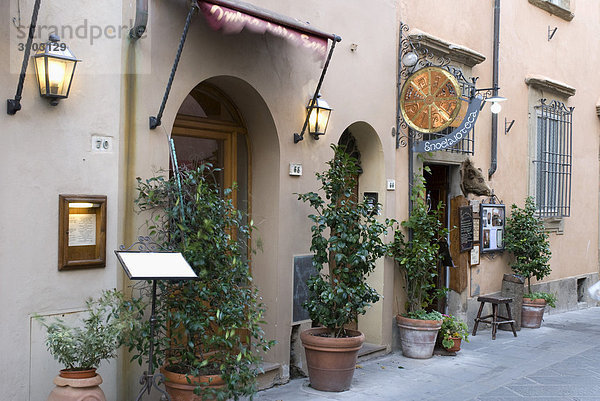 Gaststätte in der Altstadt von Volterra  Toskana  Italien  Europa