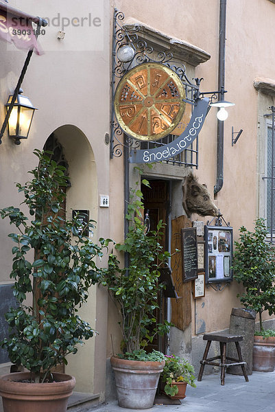 Gaststätte in der Altstadt von Volterra  Toskana  Italien  Europa