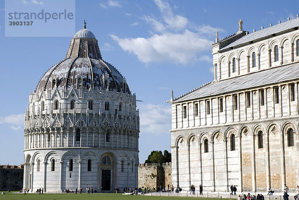 Taufkirche Battistero und Dom Duomo Santa Maria Assunta  Piazza del Duomo  UNESCO-Weltkulturerbe  Pisa  Toskana  Italien  Europa