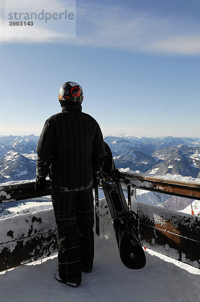 Snowboarder auf Aussichtsplattform  Gipfelstation Nebelhorn  2224m  Oberstdorf  Oberallgäu  Bayern  Deutschland  Europa