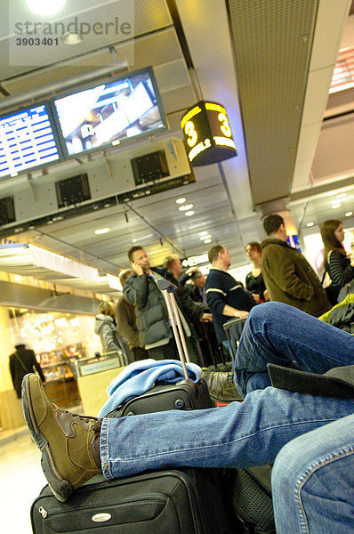 Wartende Passagiere am Stuttgarter Flughafen nach Sperrung der Startbahn aufgrund Unfall  Stuttgart  Baden-Württemberg  Deutschland  Europa
