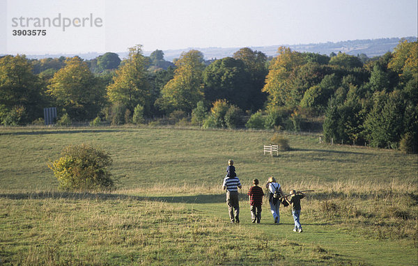 Familie wandert in einer Parklandschaft  Tring Park  Tring  Hertfordshire  England  Vereinigtes Königreich  Europa