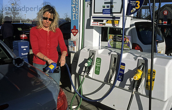 Frau betankt Auto mit Global Diesel  der Biodiesel enthält  an einer Supermarkt-Tankstelle  Hatfield  Hertfordshire  England  Vereinigtes Königreich  Europa